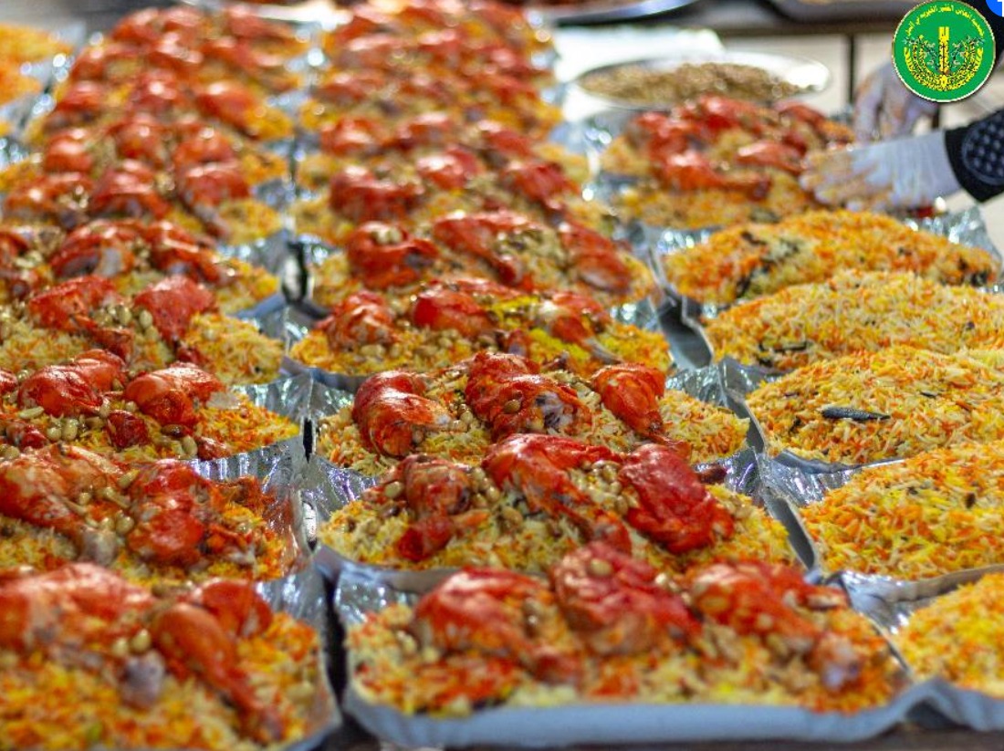 توزيع وجبات المندي على الأسر الأشد حاجة